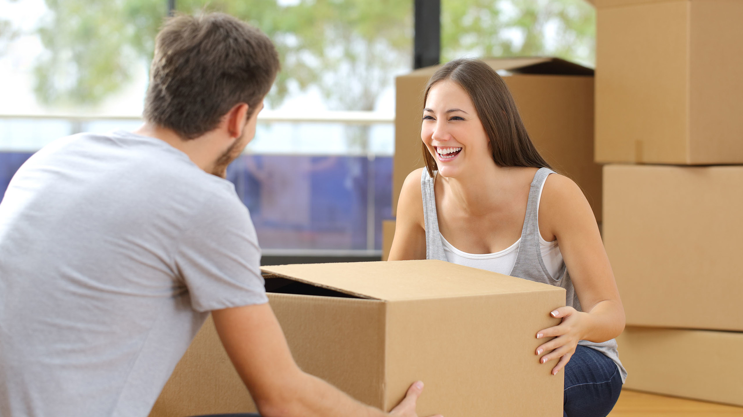 Couple lifting box moving home_web.jpg