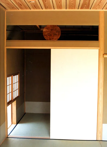 画像茶室入口 茶室入口狭い