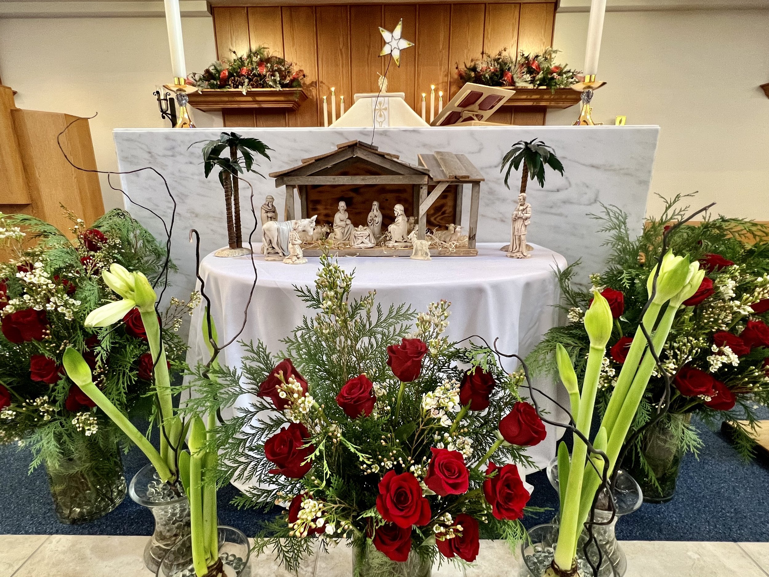 Wedding Flowers for Church Altars | LoveToKnow