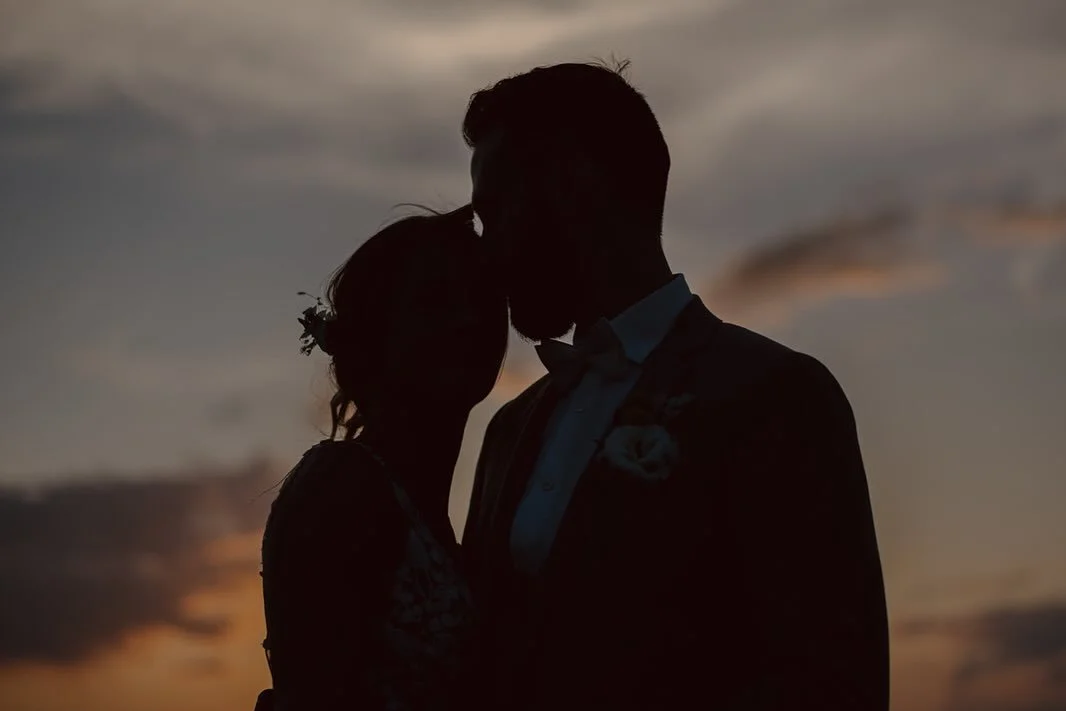 Manche Bilder brauchen keine Worte.
Und doch erz&auml;hlen sie alles.

Zwei Menschen. Ein Moment. Das letzte Licht des Tages.

Genau daf&uuml;r fotografiere ich. ✦

&mdash;

📩 Anfragen &amp; Infos: shotbyflo.com

&mdash;

#hochzeitsfotograf #hochzei