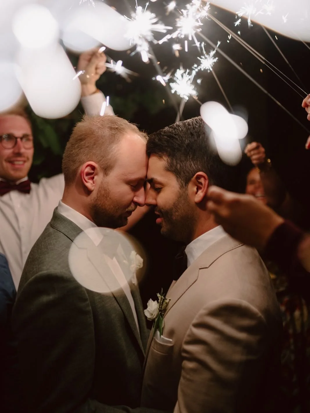 That sparkler shots from last Weekend ❤️
@boudierkoeller 
@freietrauungenbynadine
@hochzeitsgesang_mark_selinger