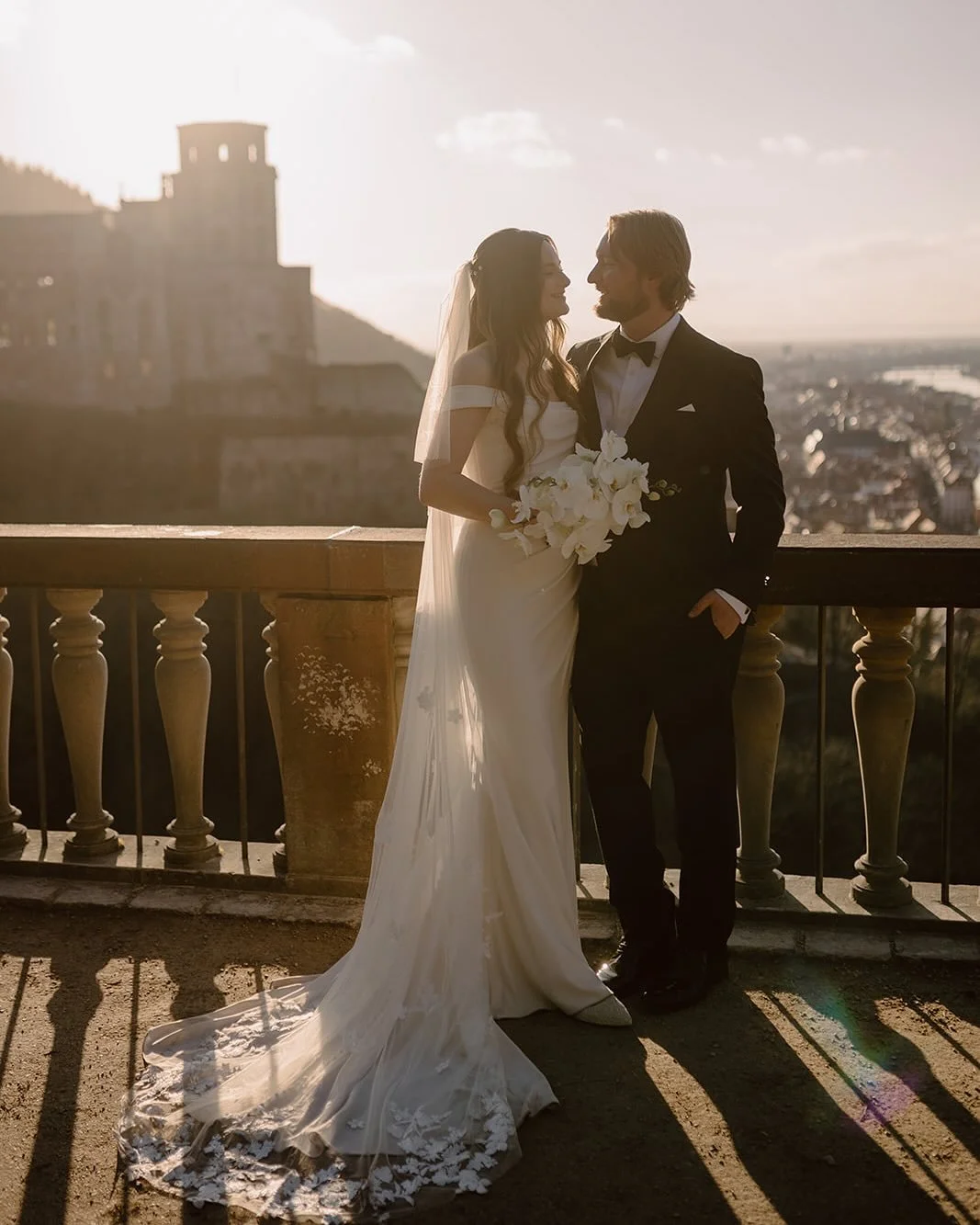 Perfektes Wetter bei der Winterhochzeit von Ryland &amp; Calvin mit Getting Ready im @europaeischerhof und anschlie&szlig;ender Trauung in der Kapelle des @schlossheidelberg mit @celebrant_yvonne. Da hat sich der lange Flug aus den USA 🇺🇸 f&uuml;r 