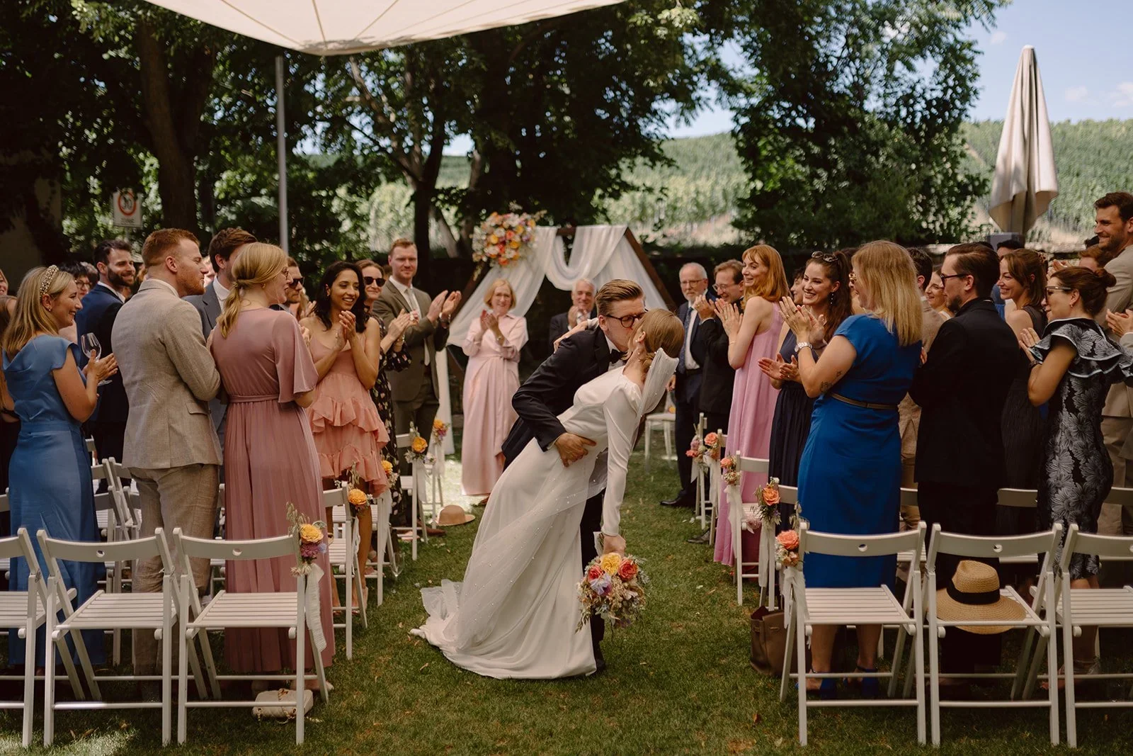 Brautpaar bei freier Trauung im Garten des Weinguts von Winning in Deidesheim, Pfalz – Hochzeitsfotograf Südliche Weinstraße