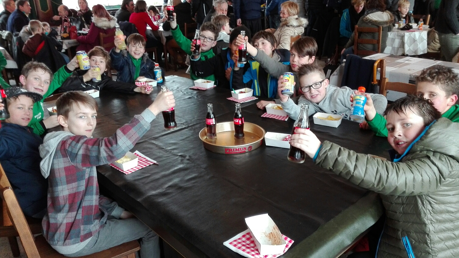 spelers van de mini-miniemen 1 met hun bakje frieten