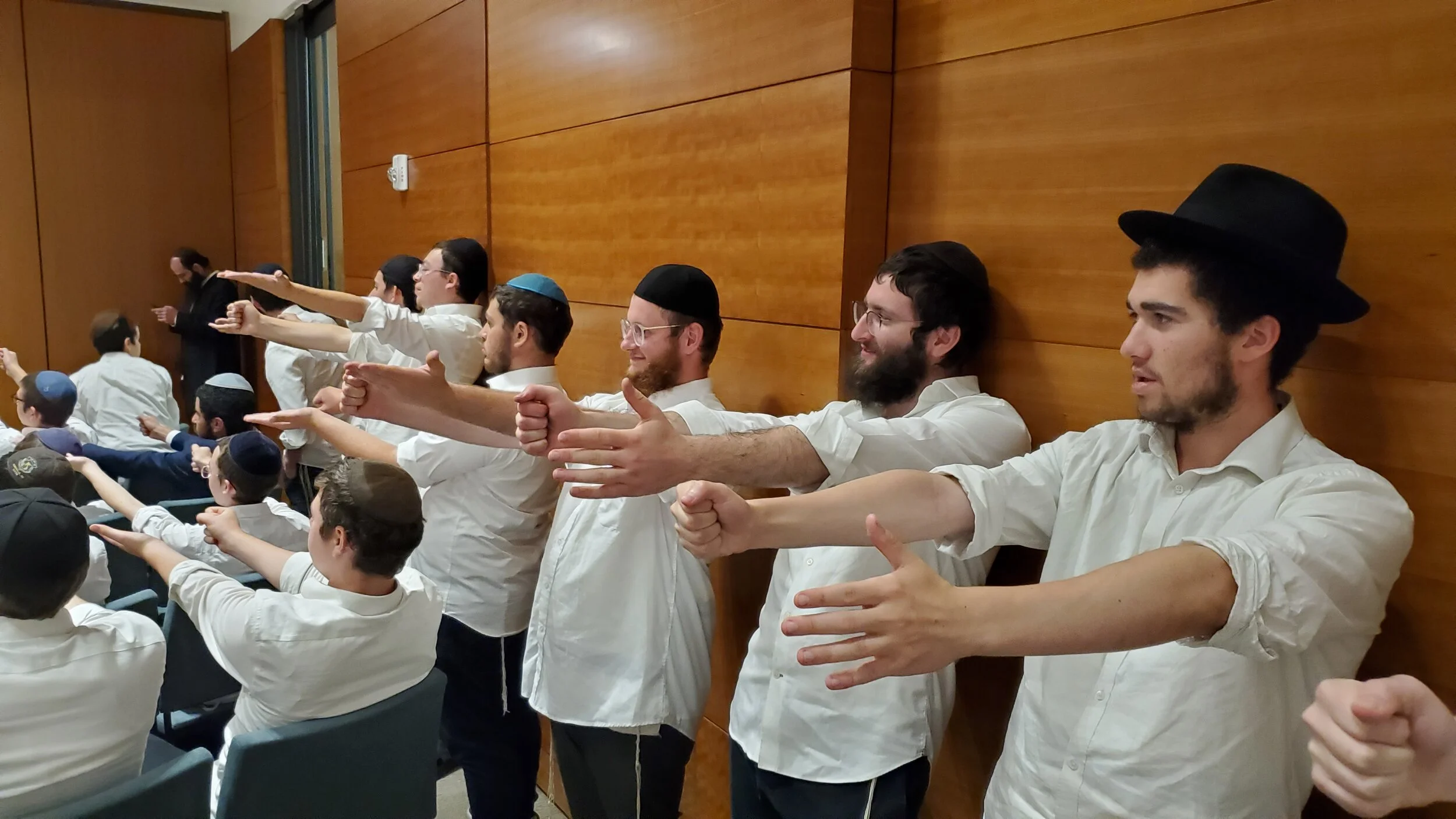 Shabbbaton #2 - Motzaei Shabbos Hypnosis Show