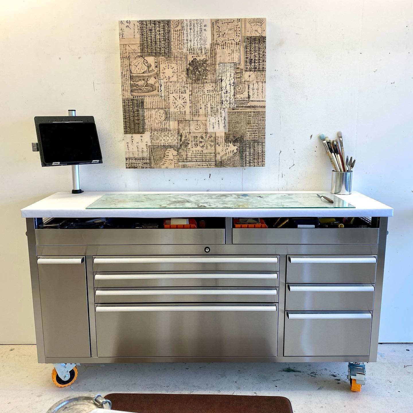 So excited to put this puppy to the test! New taboret with crazy amount of storage, big casters that allow me to move it easily even fully-loaded, plus space to clamp IPad holder. Now I just need to get a piece of glass cut to fit the top for a palet