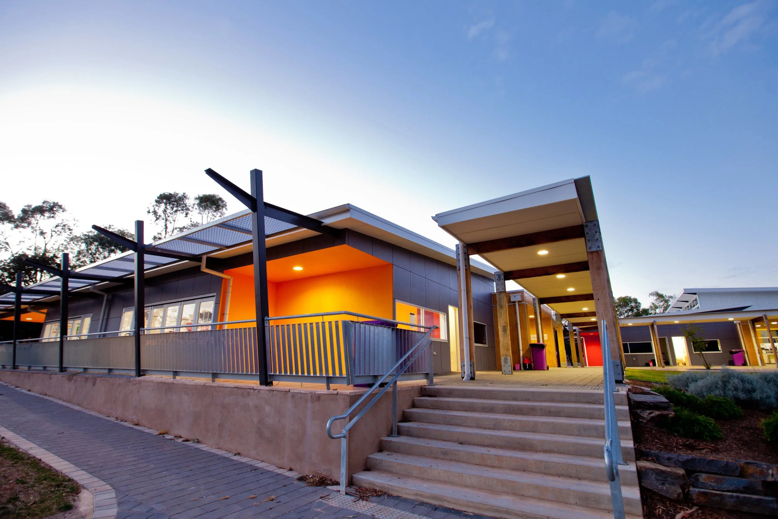 Willunga High School | Middle School Development Services: Meinhardt Contractor: Building Solutions Photographer: Spruik Photography Two linked buildings, each containing six classrooms accessed from a central circulation studio. Each classroom contains a breakout space as well as direct access to outdoor landscaped areas via cafe style doors.