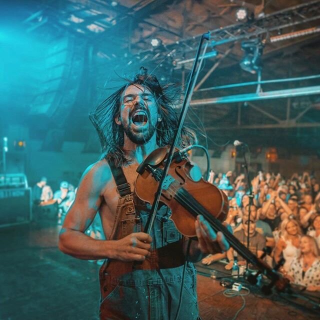 It&rsquo;s finally Friday and we&rsquo;ve got nothing but smiles heading into this weekend! 
Tonight @shanesmithmusic 
Tomorrow @copperchief 
Keep smiling @warehouse2565 
Tickets 🎫 warehouse2565.com