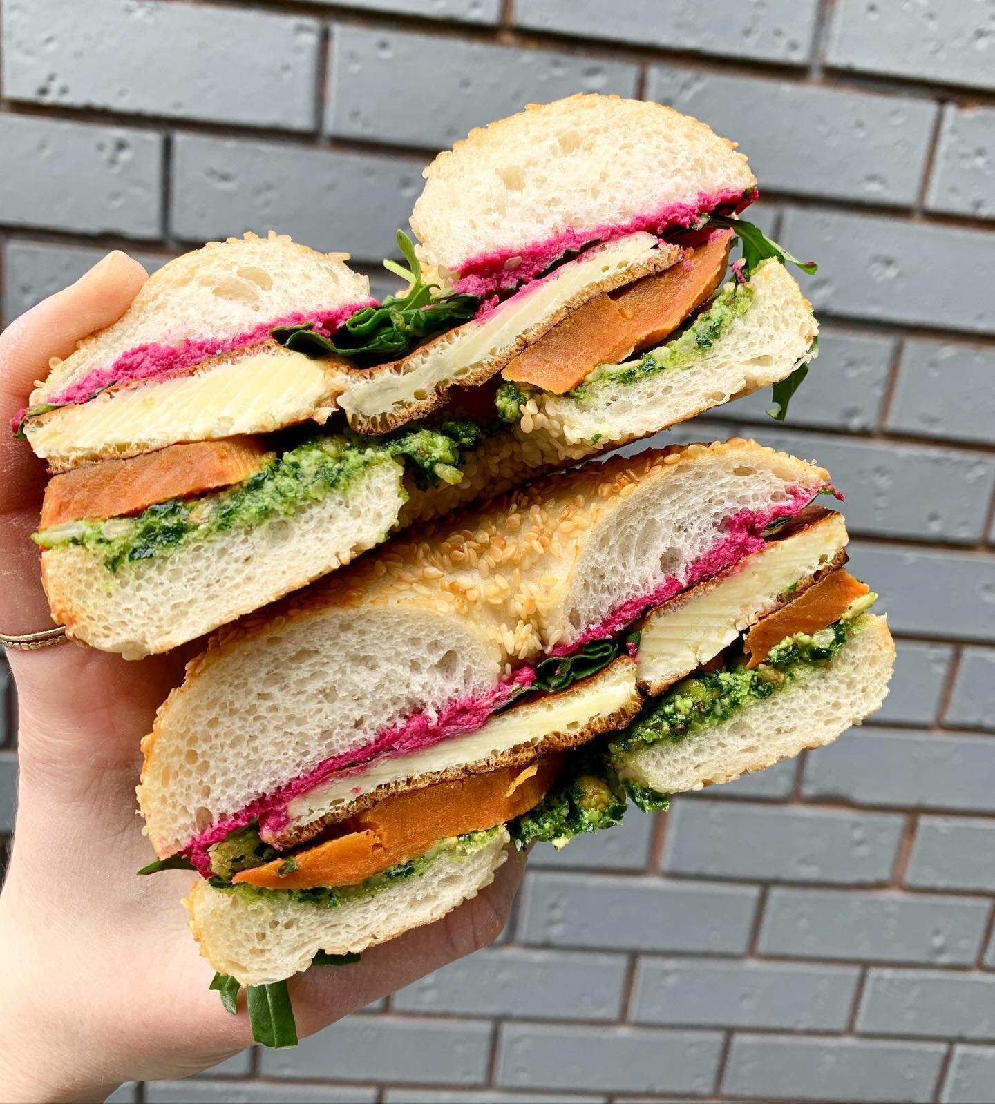 Happy Monday bagel lovers!! Our Halloumi bagel is by far our most popular, selling out nearly everyday! 
Filled with house made kale pesto, roast sweet potato, halloumi, rocket &amp; beetroot hummus toasted in a fresh @noisettebakery bagel 😋🥯 #hall