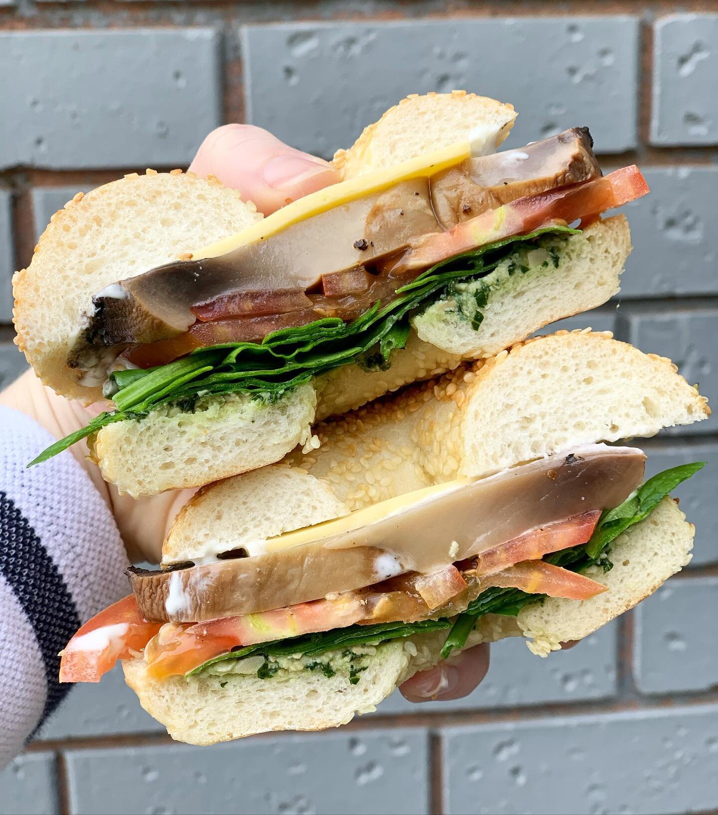 Happy Friday bagel lovers!!! 
Our Vegan 🥯 with house made pesto, spinach, fresh tomato, field mushroom, vegan cheddar &amp; mayo is a bit hit for all our vegan friends 😋 
Order on @skipapp or @ubereats_aus today!!! #veganbagel