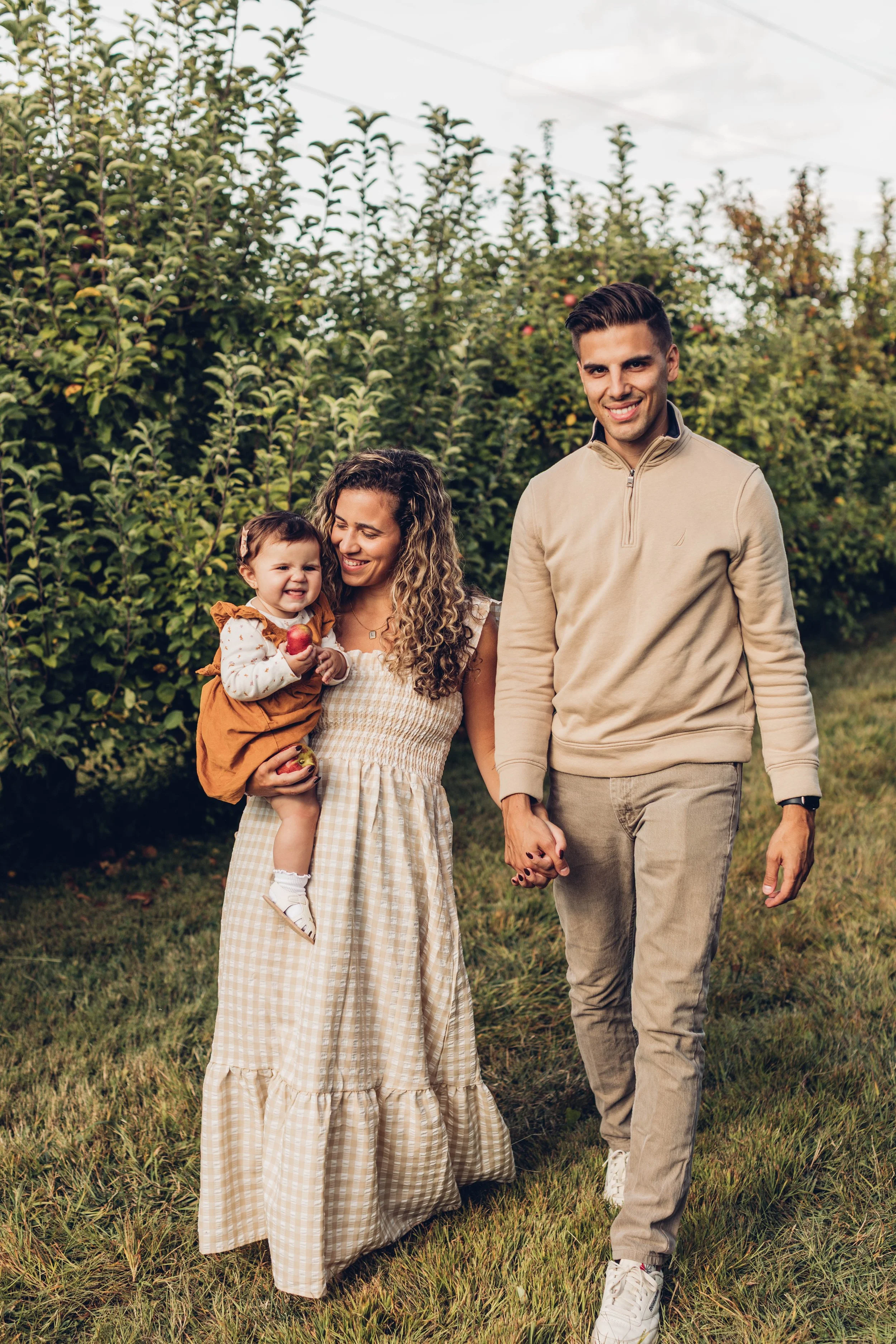 CostaFamilyApplePicking_ETSchindlerPhoto_027.jpg