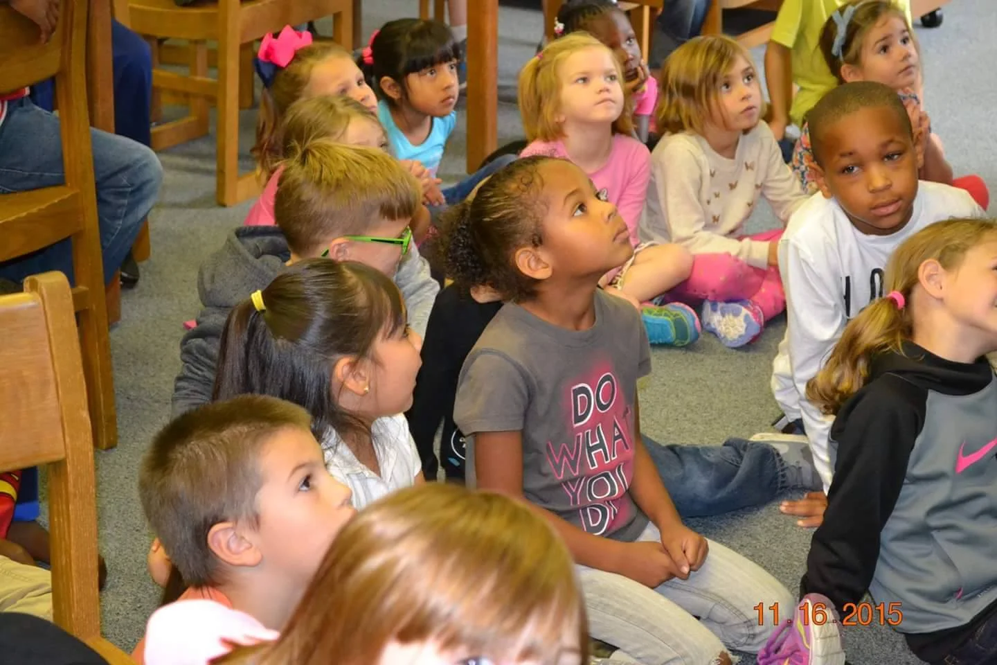 Students watching a video of Soren doing agility
