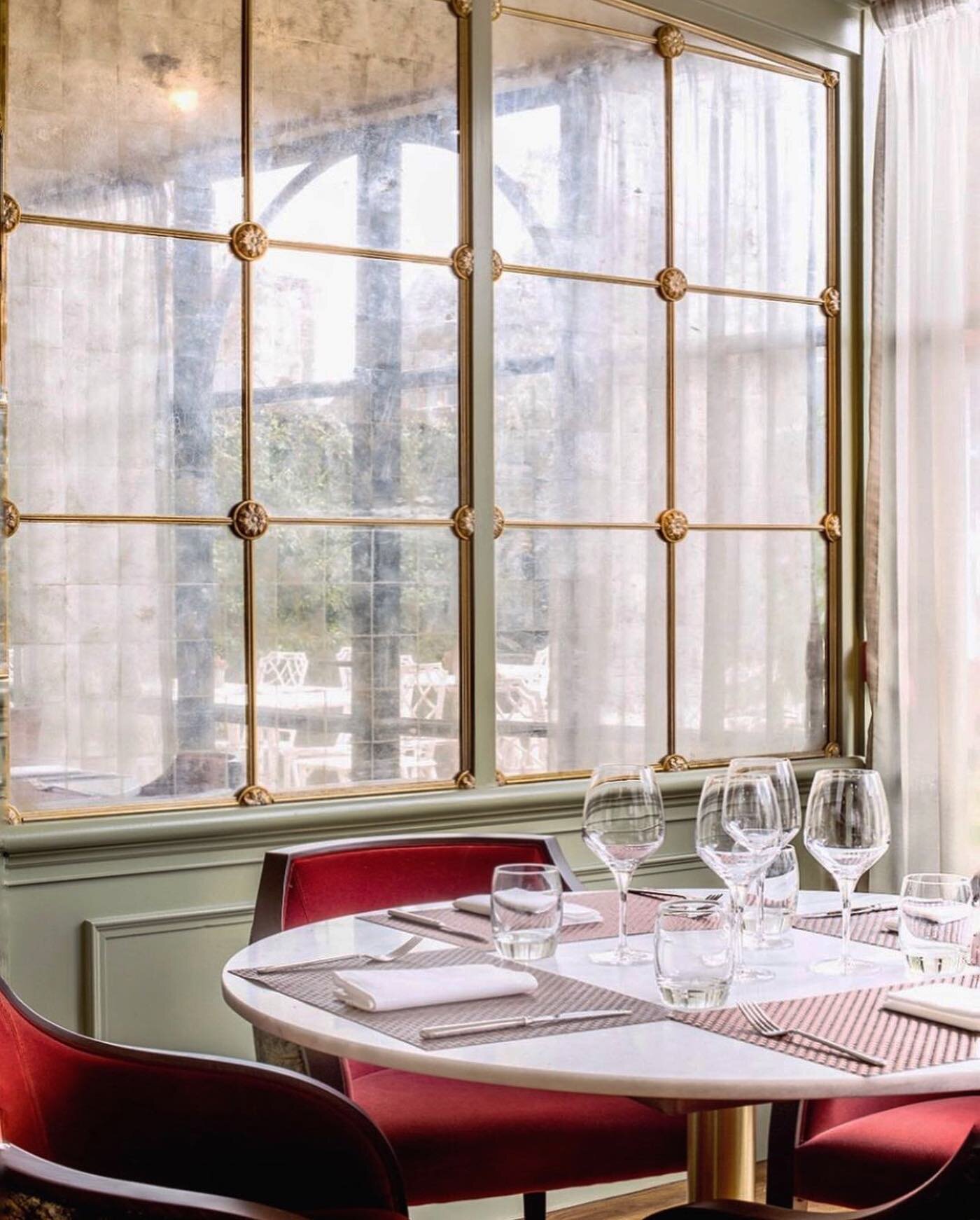 That Friday feeling&hellip; What are your plans today? We&rsquo;ll be admiring our beautiful Verre Eglomise triangular glass mirror with gold medallions while enjoying food and drinks at the @estreetbarandgrill in Petworth, West Sussex! #Projects #Ve