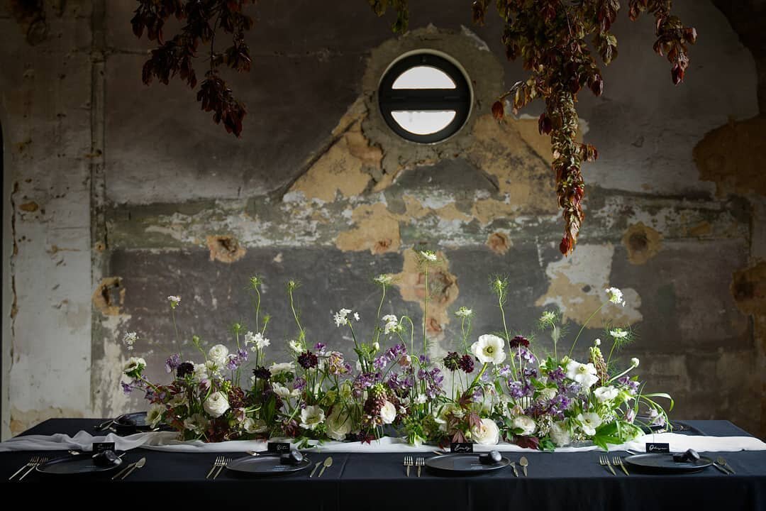Under an apparent untended setting, a feral tablescape, as if nature showed up as a surprise guest 💚
.
.
📷@kckliko 
.
.
.
.
.
The amazing team:
Wedding planner and styling @bymatilda.pt
Photography @joaoalmeida
Videography @24films_cinematography
V