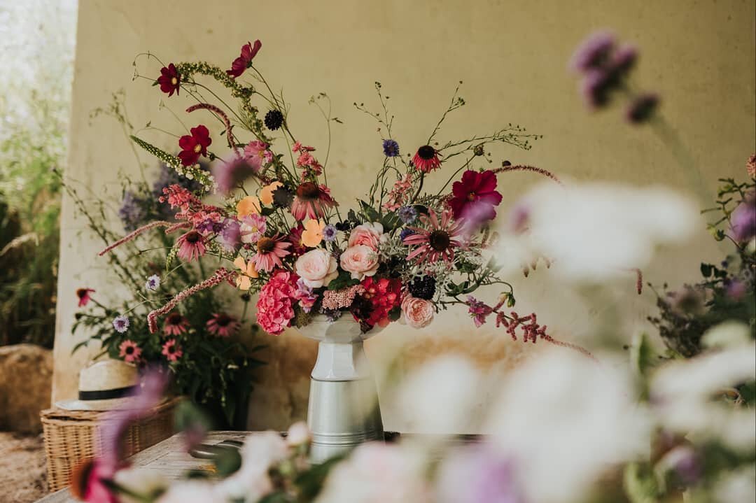 Last week, Quinta de Sant'Ana had an Open Day to present their organic flower production. It's a project whose values we truly cherish and we were moved when James and Ann invited us to teach a short masterclass using their beautiful blooms! These ar