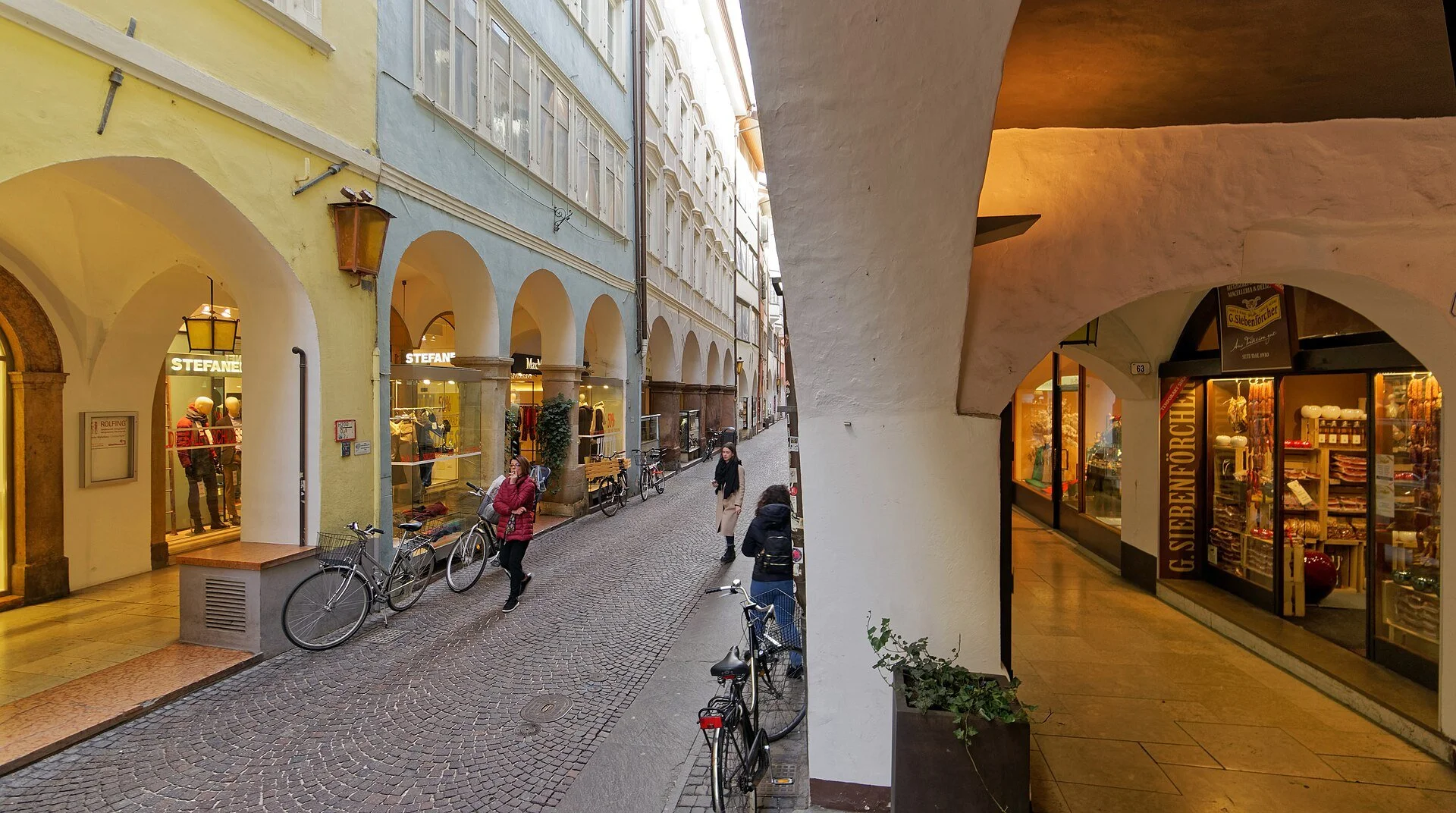 Anheimelnd_-die-Lauben-in-Bozen_-S_dtirol.-01.jpg