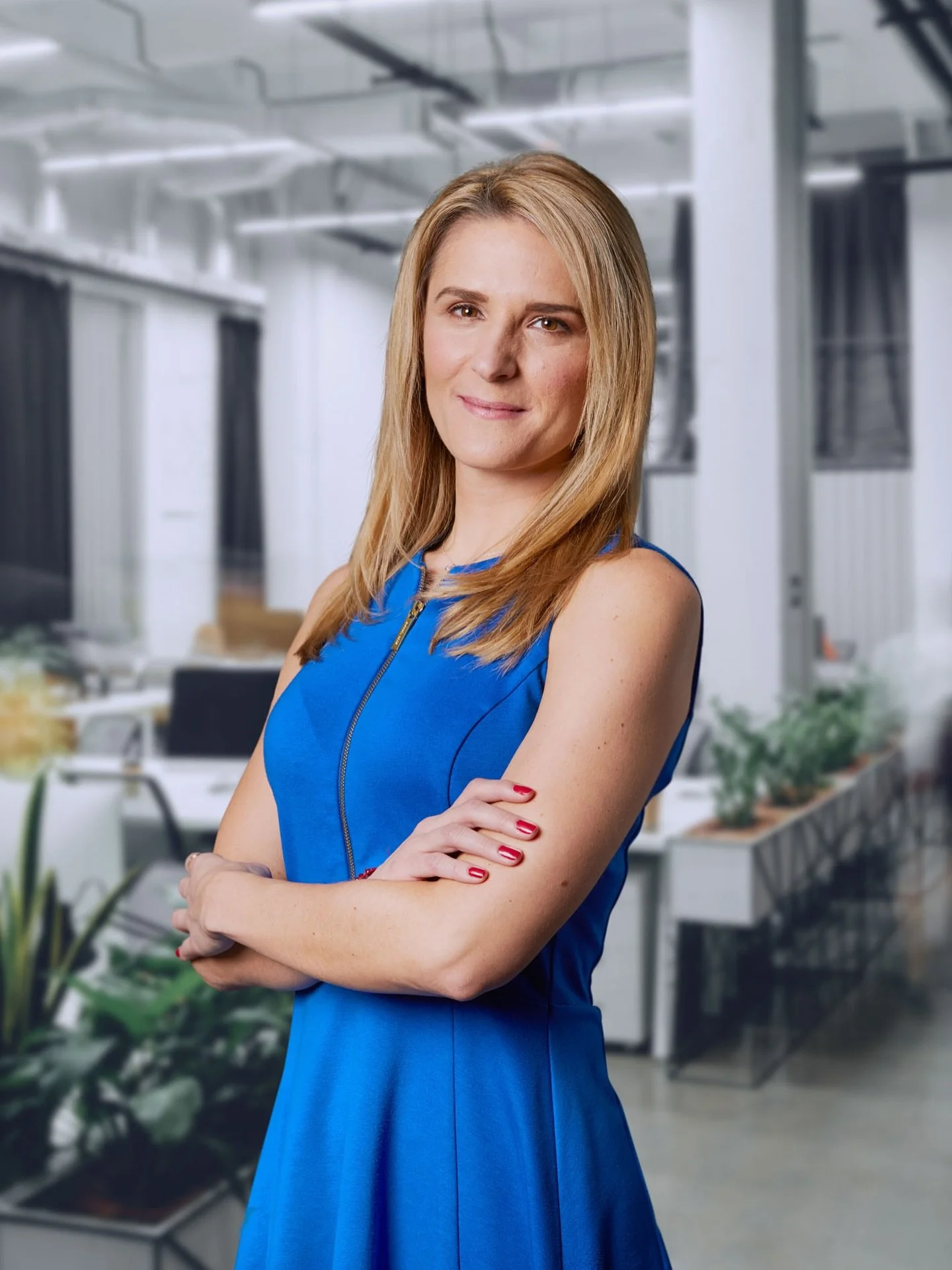 EY launched an innovative recruitment campaign focused on highlighting the diversity and talent within their workforce. To achieve this, dynamic and engaging portraits of their employees were essential. A specific studio lighting style was chosen to 