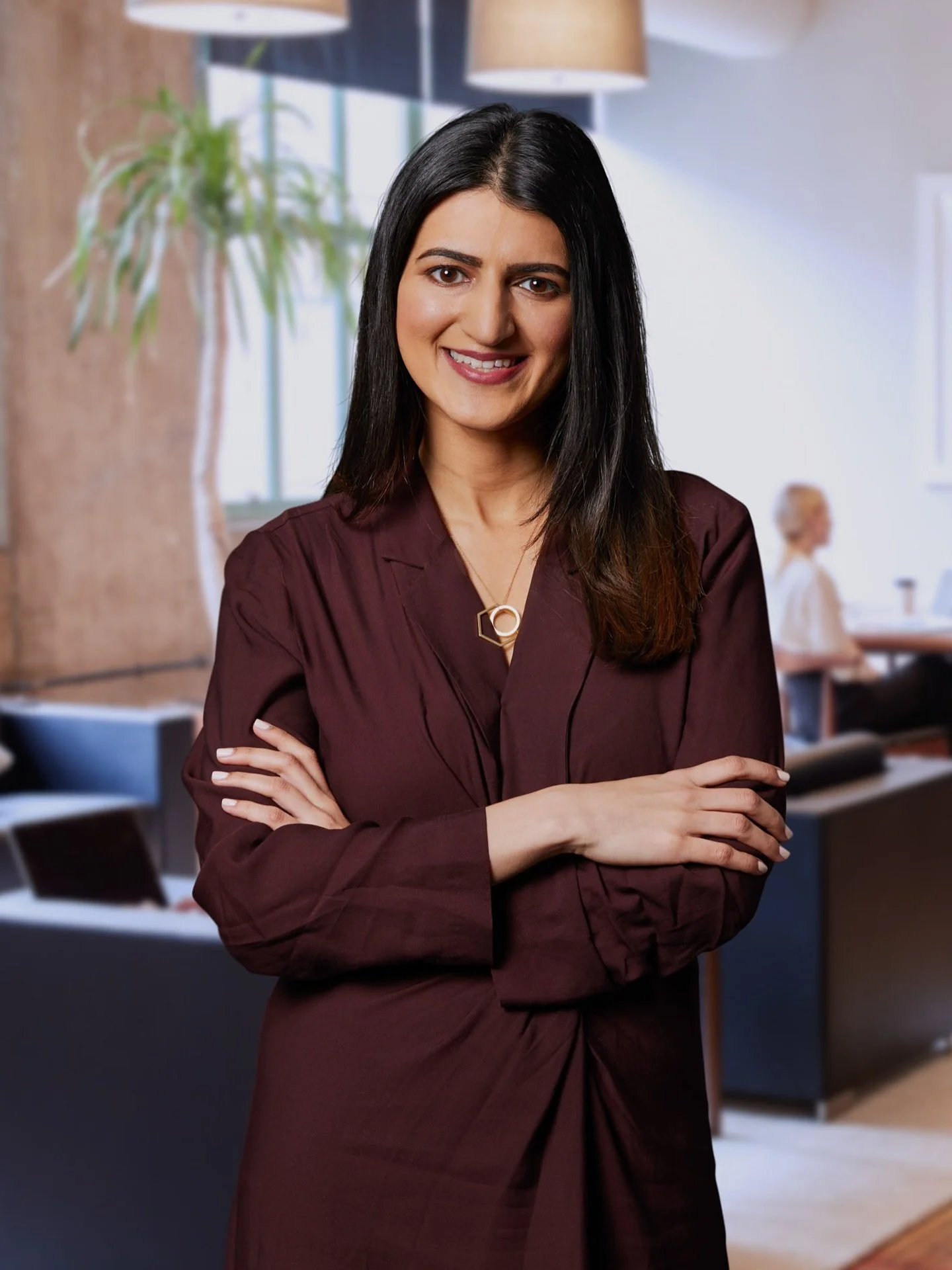 EY launched an innovative recruitment campaign focused on highlighting the diversity and talent within their workforce. To achieve this, dynamic and engaging portraits of their employees were essential. A specific studio lighting style was chosen to 