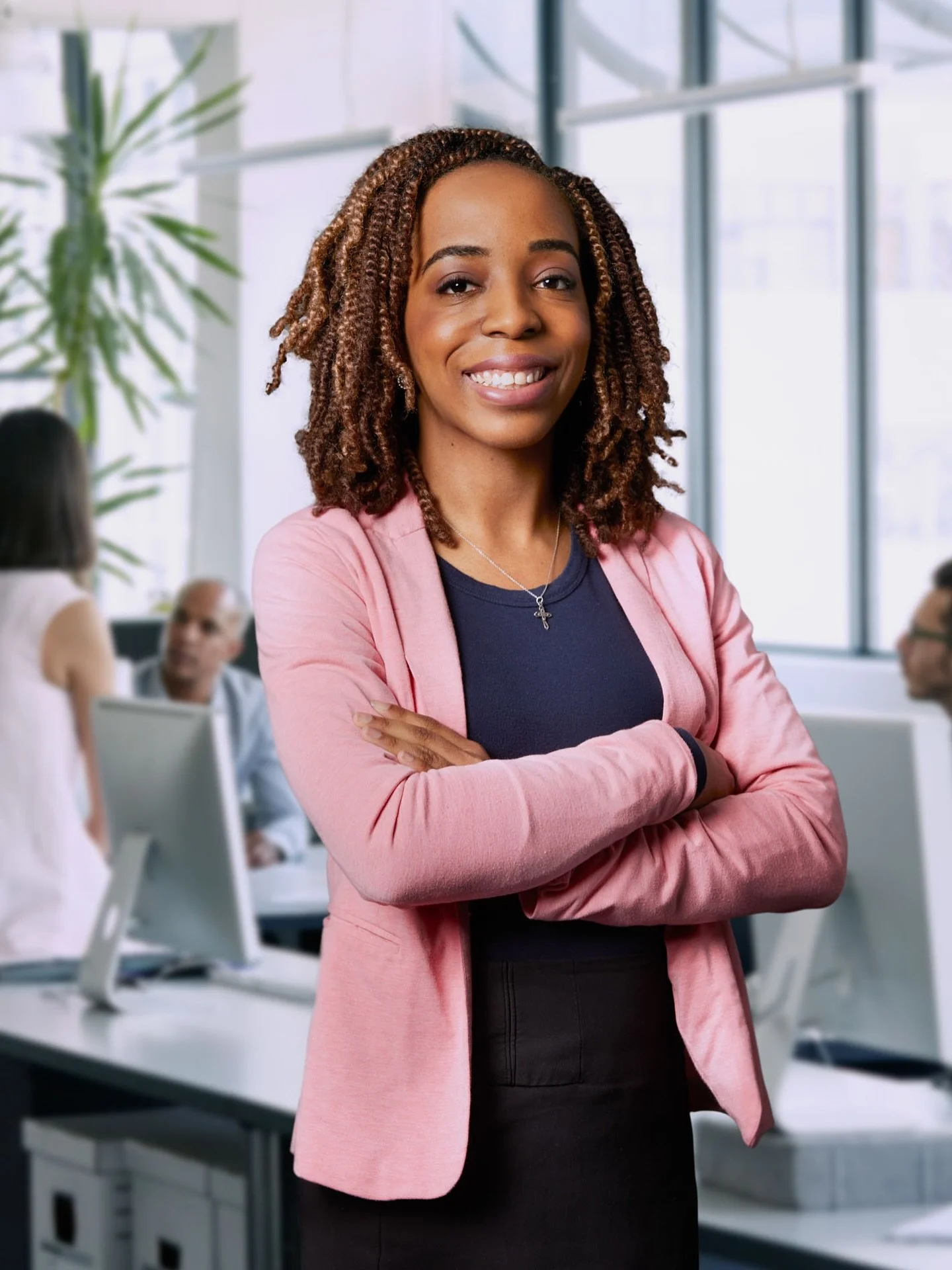 EY launched an innovative recruitment campaign focused on highlighting the diversity and talent within their workforce. To achieve this, dynamic and engaging portraits of their employees were essential. A specific studio lighting style was chosen to 