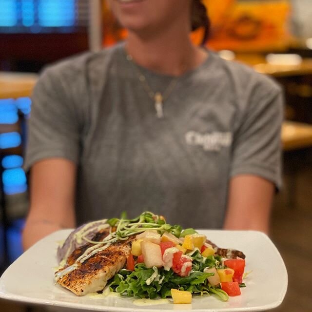 Monday Plate: Tandoori Grilled Wahoo + Porcini Seared Scallops with Duck Fat over Purple Mashed Potatoes + Pineapple, Asian Pear, Watermelon Salad 😋
📸 @stvan561