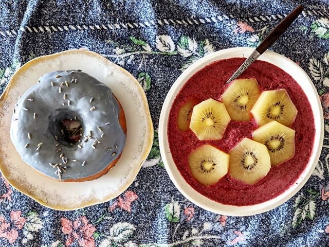 Happy Saturday!  Smoothie bowl with golden kiwi and a @benchwarmerscoffee Lavender doughnut.  #sweettreat #latebreakfast