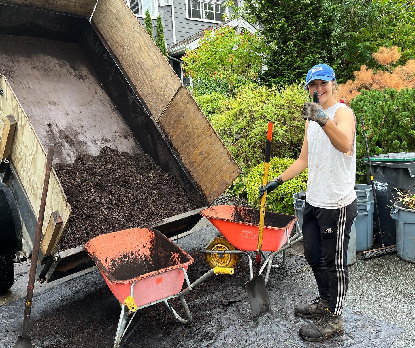 Can you believe it&rsquo;s almost October? Time to tuck those gardens in! Mulching is a great way to help protect your plants over the winter, suppress weed growth and prevent soil erosion 🌱 Call us to book a fall garden clean up today!