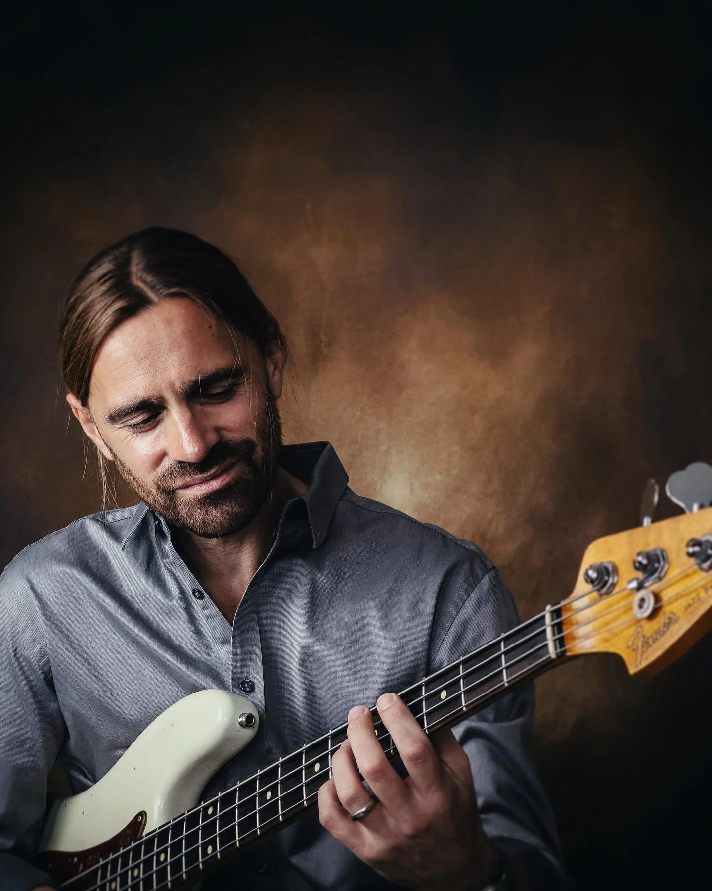 Tijd voor wat nieuwe headshots 🤞🏻#headshotphotography #portfolio #bassist #guitarist #doublebassist