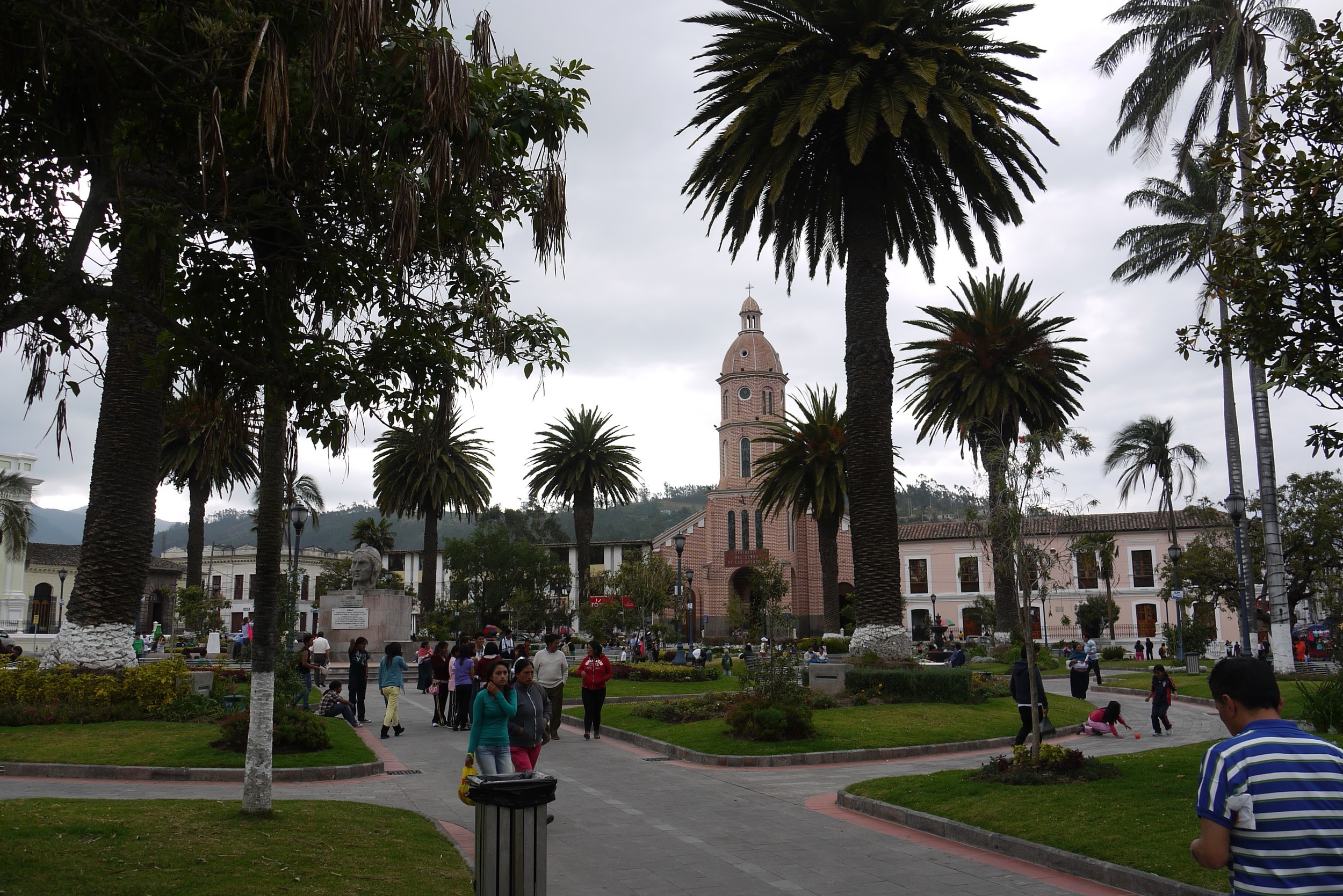 Otavalo_Plaza.JPG