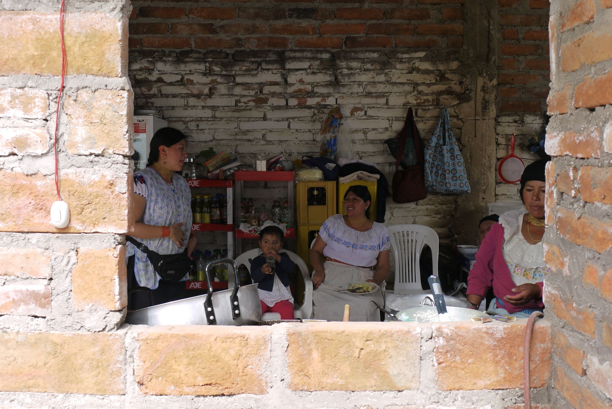 Otavalo_Volley_WomenChildren_1.jpg