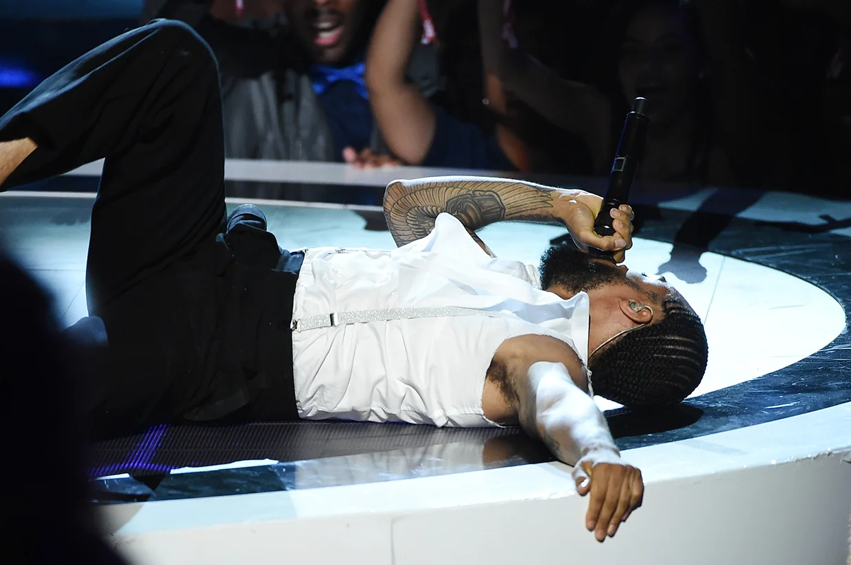 bilal-performance-bet-awards-2016-billboard-1240.jpg