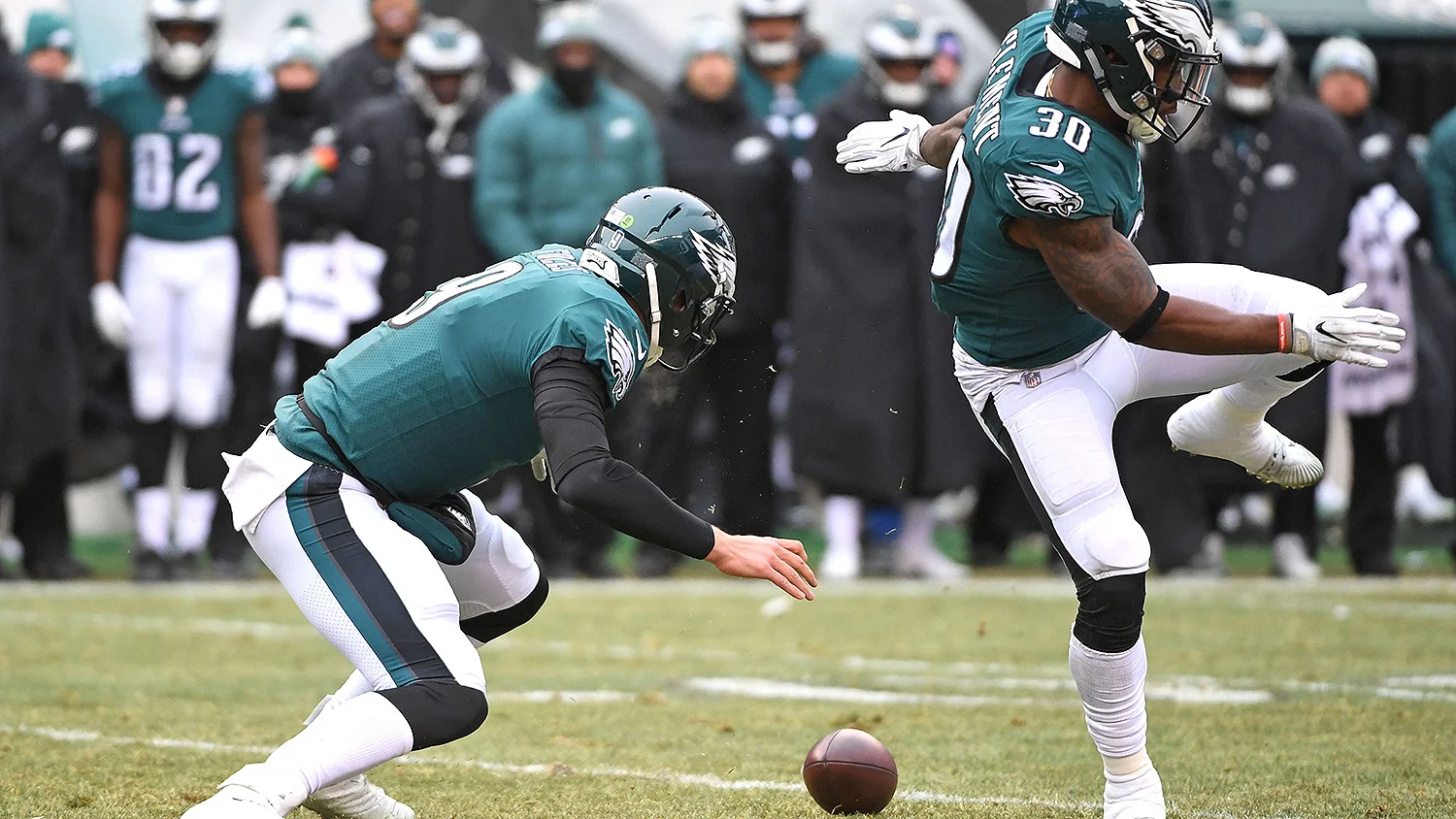 usa-nick-foles-corey-clement-eagles-cowboys.jpg