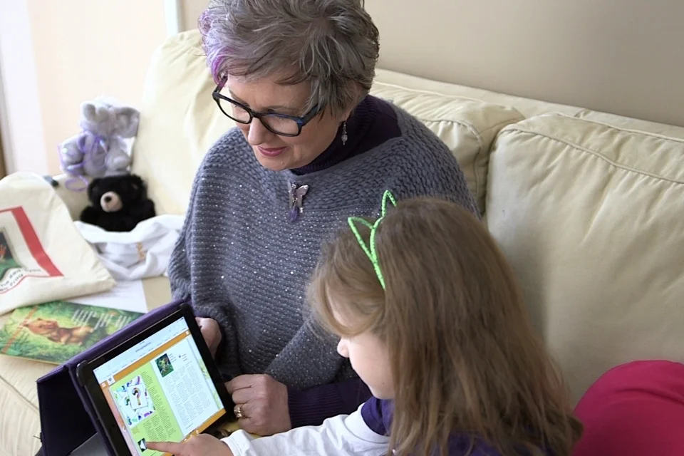 SharonDiaz_Pointing_Ipad (1).jpg