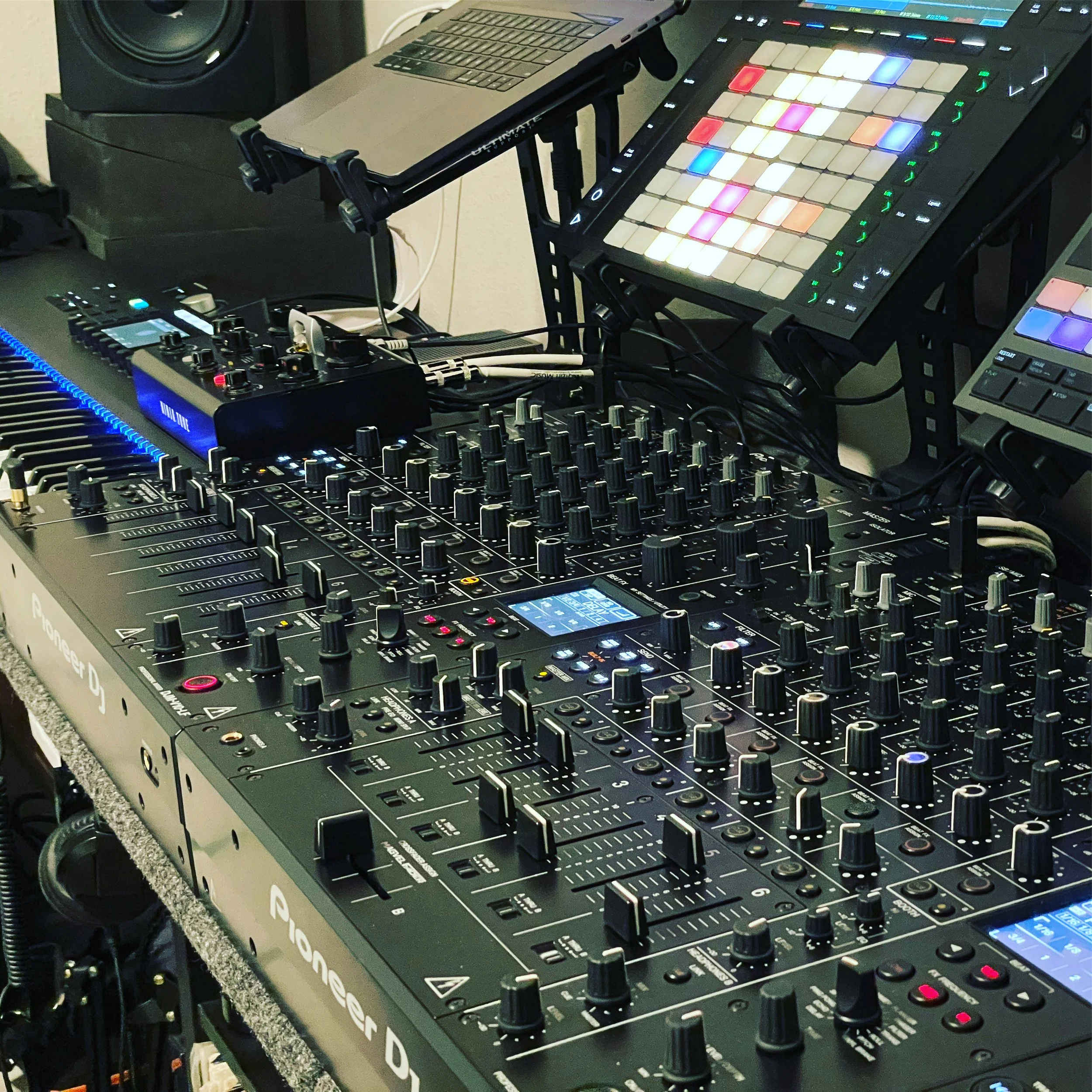 Ableton Push 3 Standalone Device with DJM V-10 Pioneer Dj Mixers