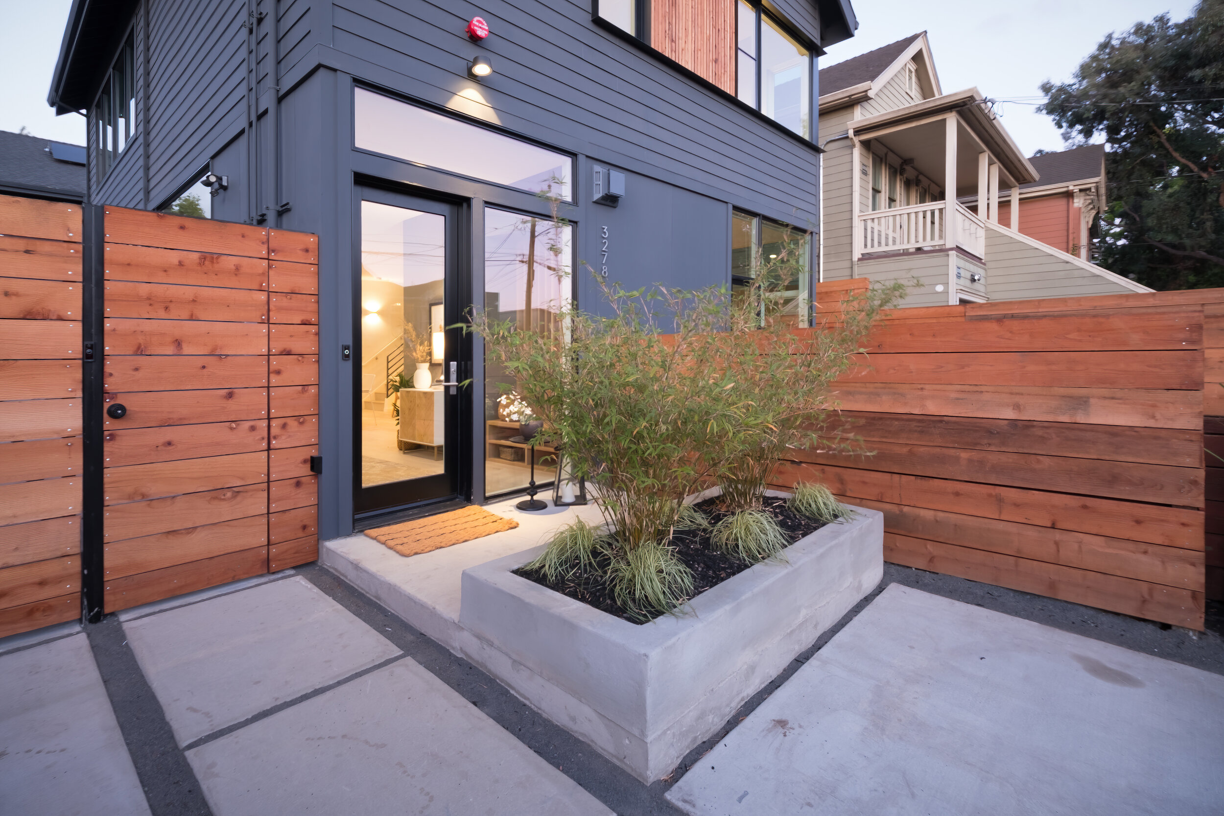3278 Helen St 02.jpg