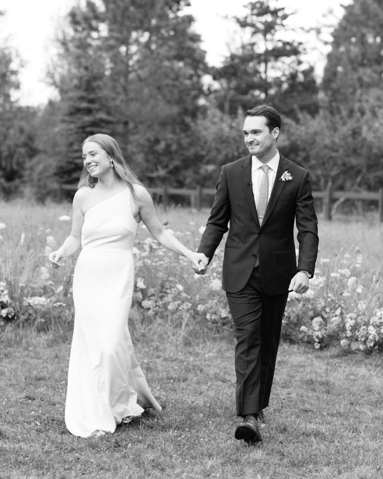 🎶 Strawberries, on a summer evenin&rsquo;// Baby, you&rsquo;re the end of June 🎶 

Not sure if there&rsquo;s a more effortlessly chic couple out there and these two are giving us that summer feelin&rsquo; for sure ✨

photo: @maloriekerouac
floral: 