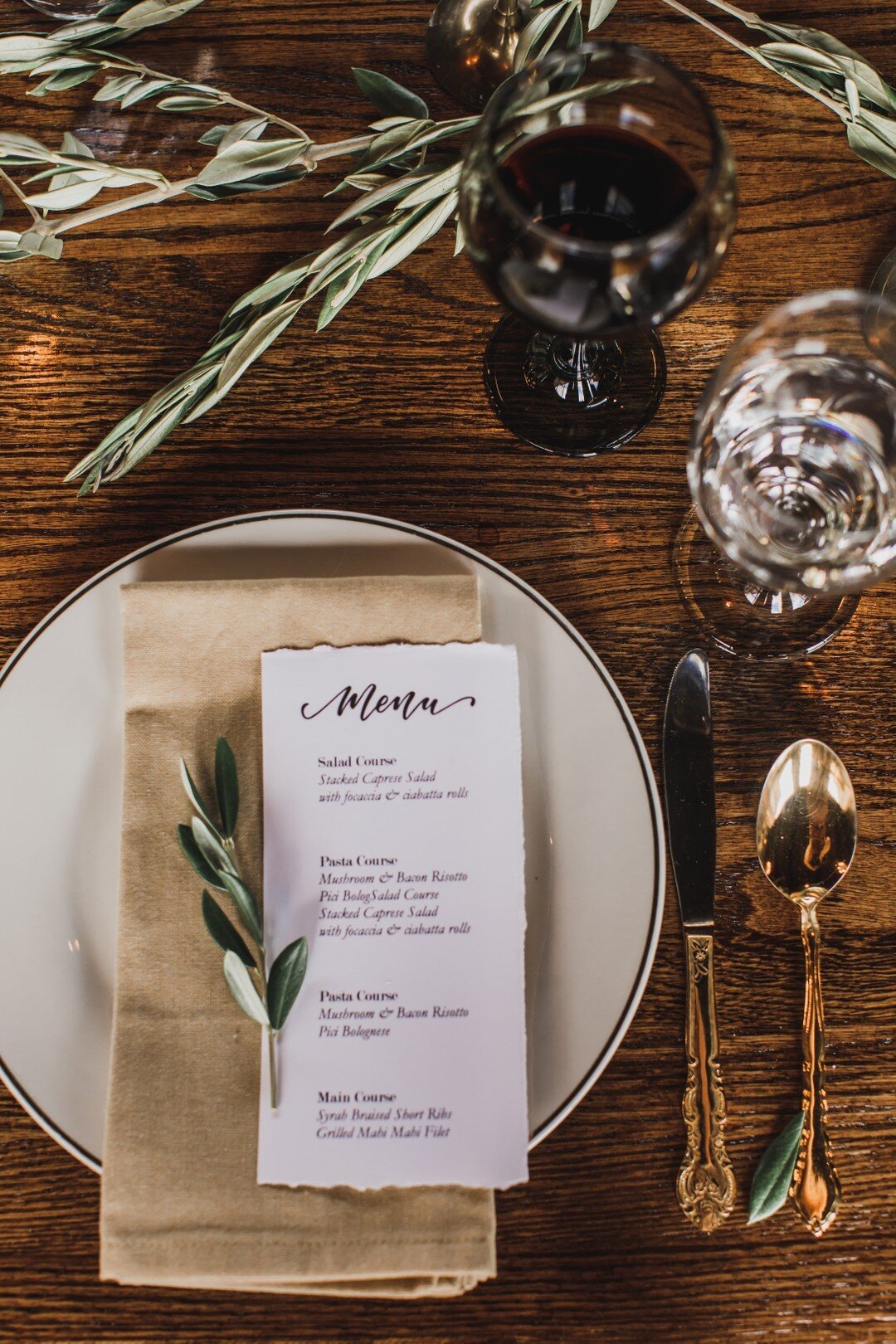 Printed menus are a simple way to up the elegance on your wedding day! Plus, you can always add a sweet little thank you to all of yours guests for an extra personal touch.⁣
Styled Shoot by @gloriousweddingsevents &amp; @arliquinnphotography