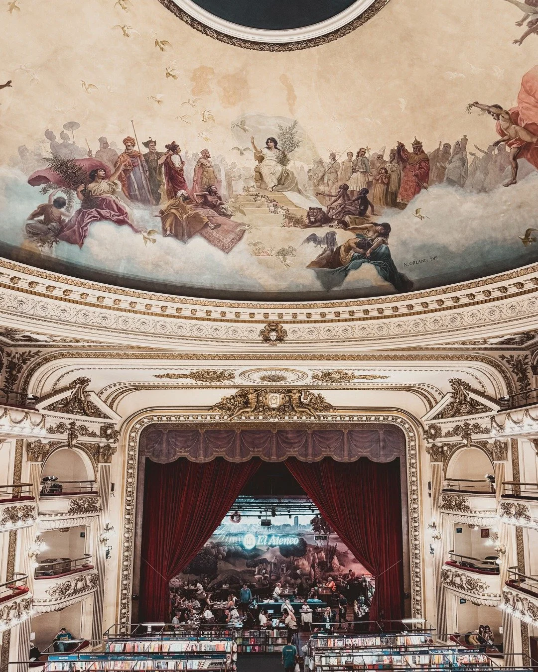 EL ATENEO GRAND SPLENDID

One of the first places I wanted to visit after arriving in Buenos Aires was the famous bookshop set in an old theater. Initially built in 1919 as the Teatro Gran Splendid, it was converted into a bookshop and later became t