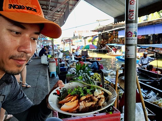 Go local place and eat local food is a must #dumnernsaduakfloatingmarket