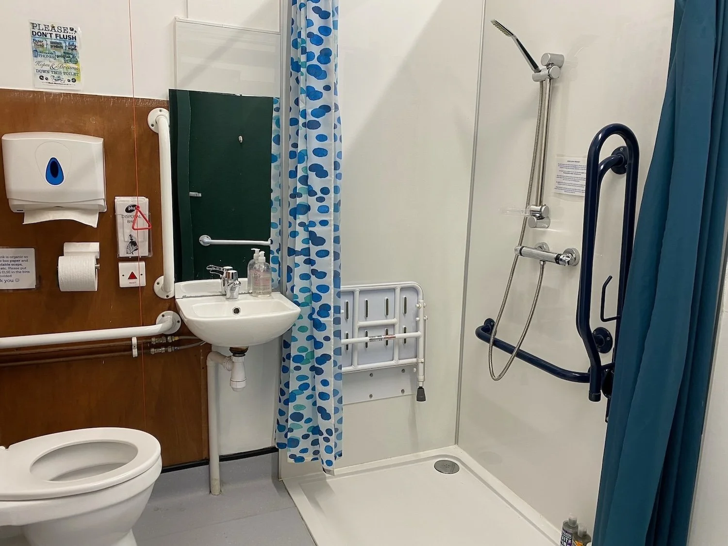 Racquety Farm Powys Accessible toilet and shower.jpeg