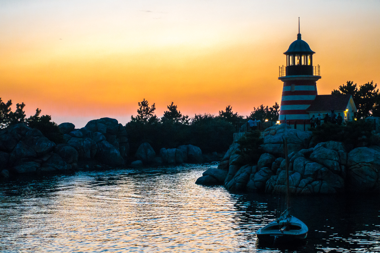 I was running to catch up with my family because I kept on stopping to take photos but I absolutely had to stop again for this sunset photo in DisneySea.
