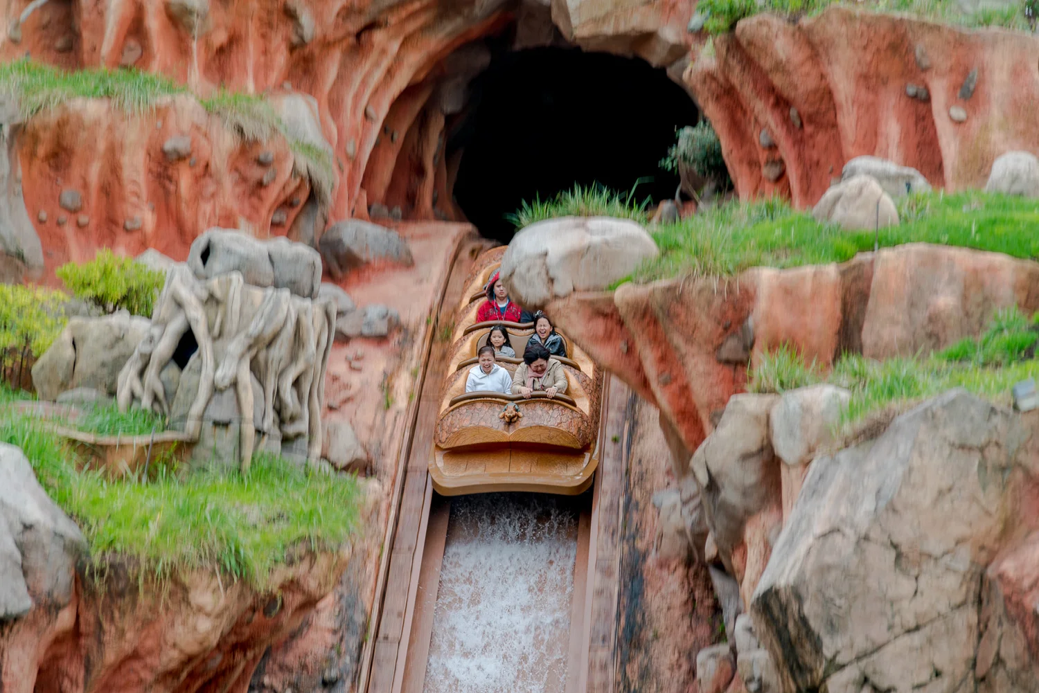 Do NOT miss this ride! I think we waited more than two hours just to go through Splash Mountain.