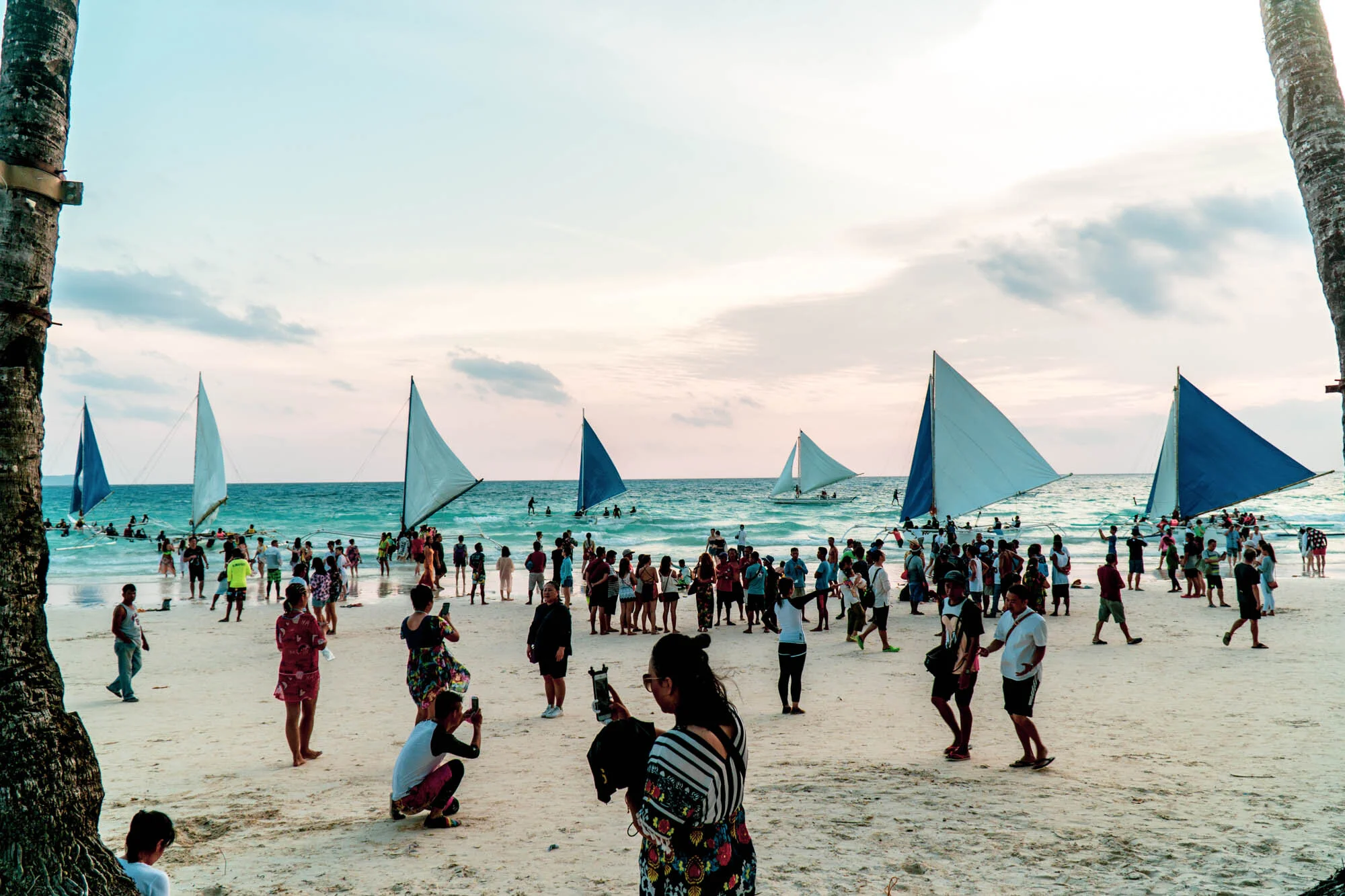 2019, White Beach Station 2. It can get quite crowded in this area especially right before sunset but when I looked around, it seemed like everyone was pretty behaved with managing their litter. With trash bins located every few meters along D’Mall, there’s really no reason for people to leave their trash along the beach. There’s hope for humanity yet!