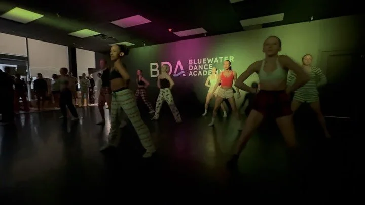 Another one 👏🏻 Sometimes you just have to dance it out! 

Choreo @carlywhite201 
Dancers - C2 Company