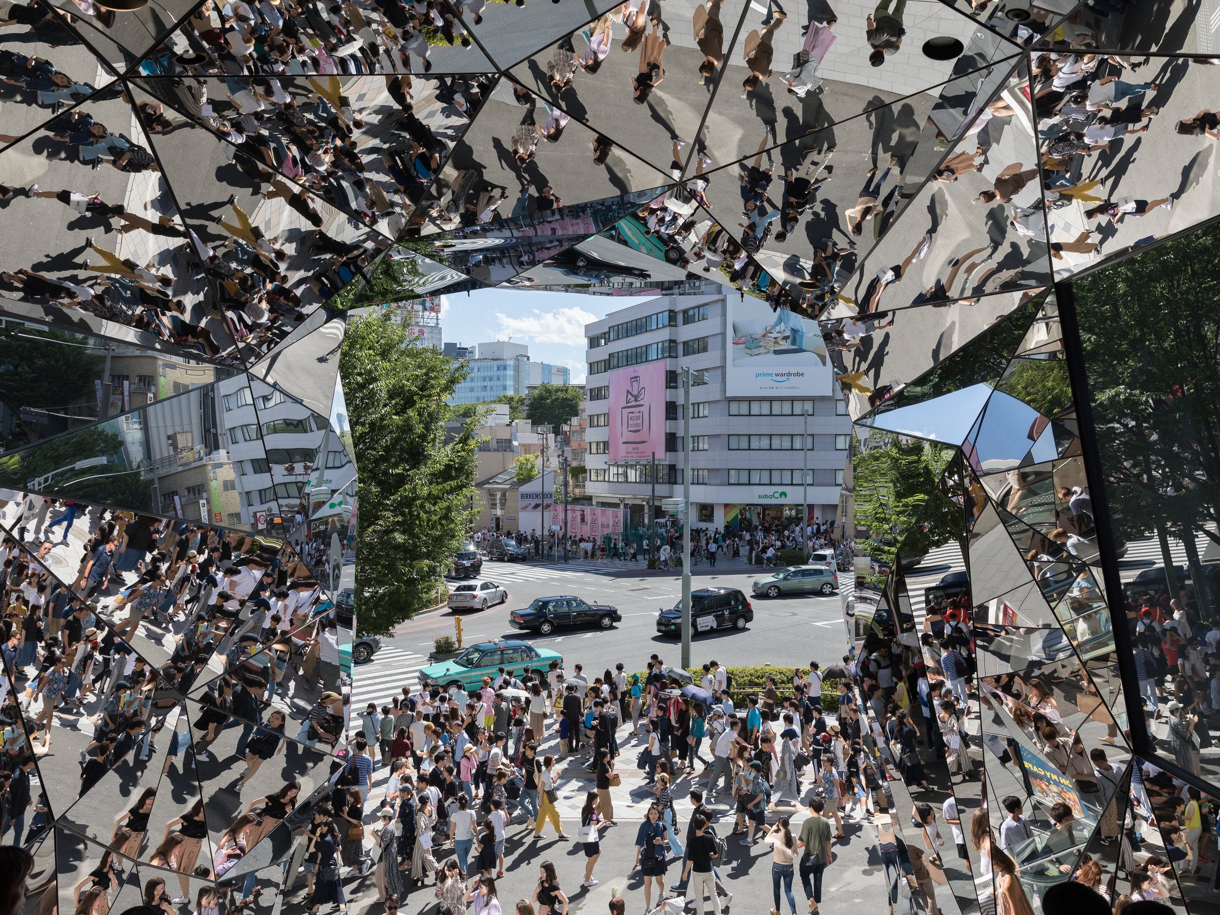 Street_crowd_reflecting_in_the_polyhedral_mirrors_of_the_station_Tokyu_Plaza_Omotesando,_Harajuku,_Tokyo,_Japan.jpg