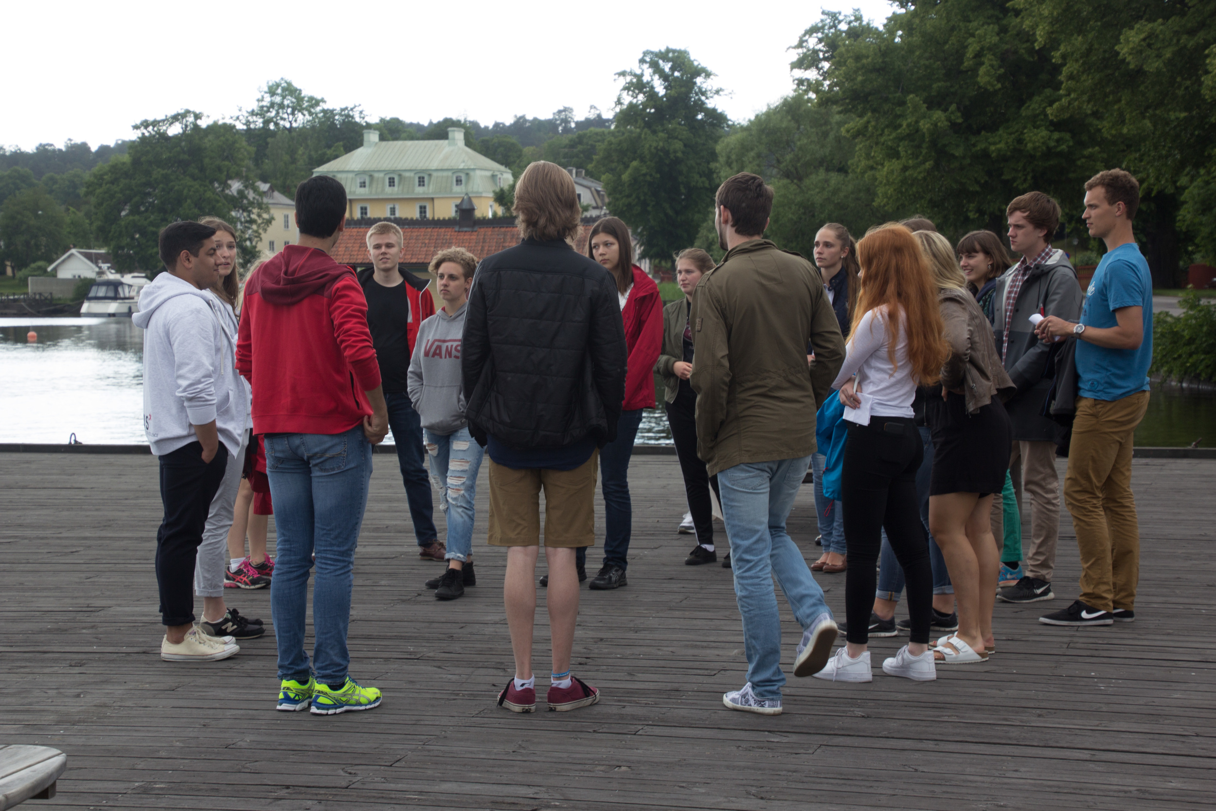  På Ångbåtsbryggan funderar eleverna på hur många medlemmar som finns i vårt alumninätvärk xRays.&nbsp; 