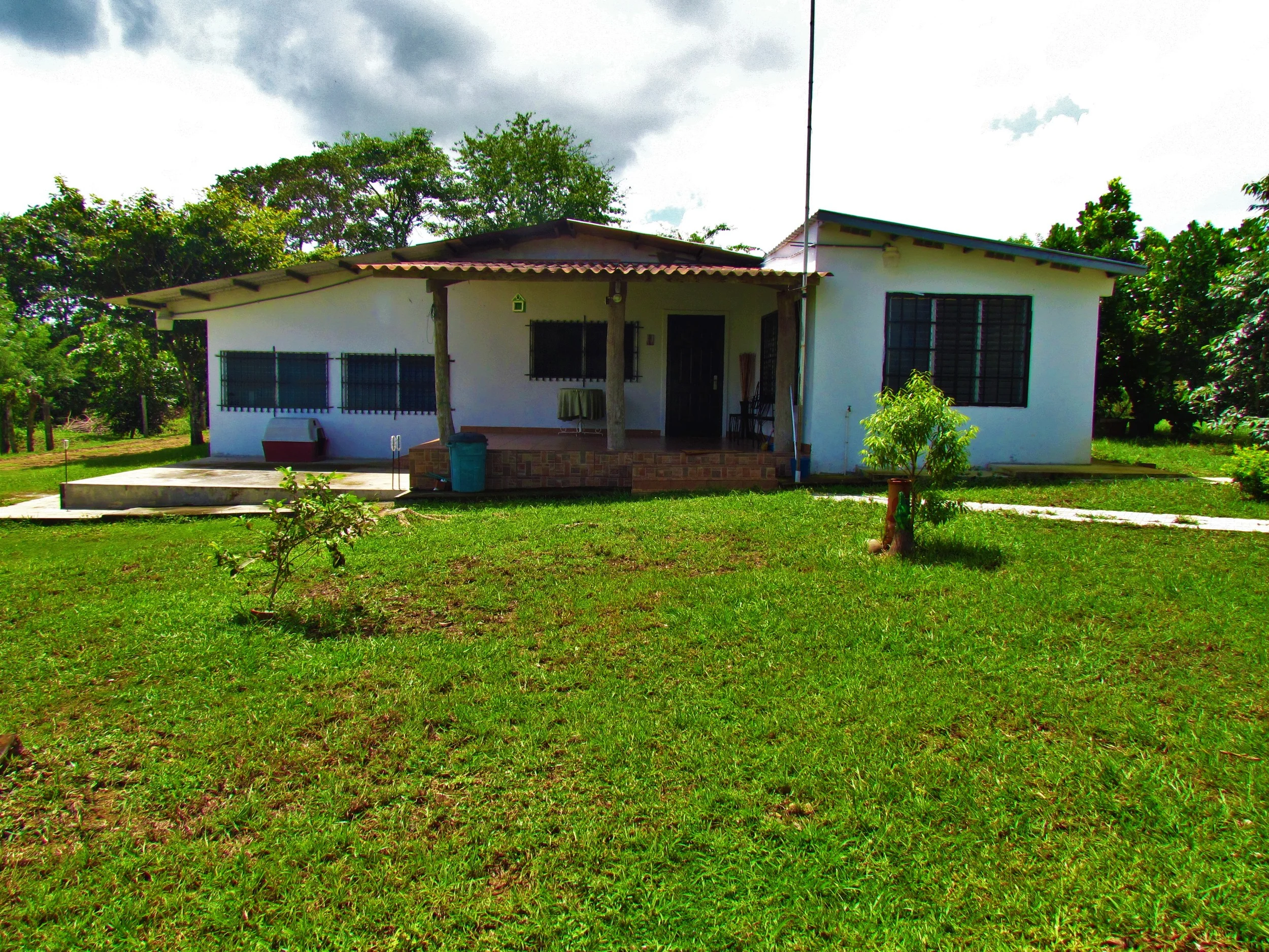  One of the two country homes included. &nbsp;The owner has a home in Panama City, but spends much of his week here. &nbsp;The interior is simple, but modern and attractive. 