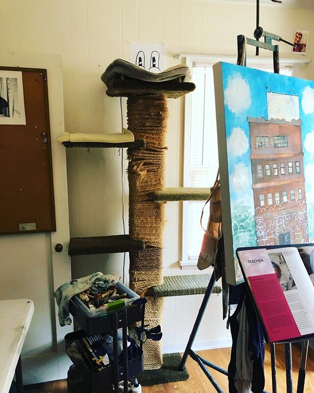 Hey!  That&rsquo;s not a crappy old studio cat tree!  That&rsquo;s Lee!  Lee Cattree!  YES! 😎👍#stillgood #llogblogrulez #everythingissomeone #logmanapproved