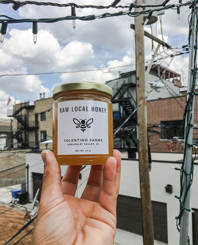 Excited to share that West Side Gold with this wacky ass city! Heaven never tasted so sweet 🐝🍯🐝 @tolentinohoneyco  @tolentizzle @bustle_marina EVERYONE GETS A SPOONFUL
.
.
.
.
.
.
#westside #oahu #honey #hawaiiangold #🐝 #🍯 #tolentinofarms #raw #