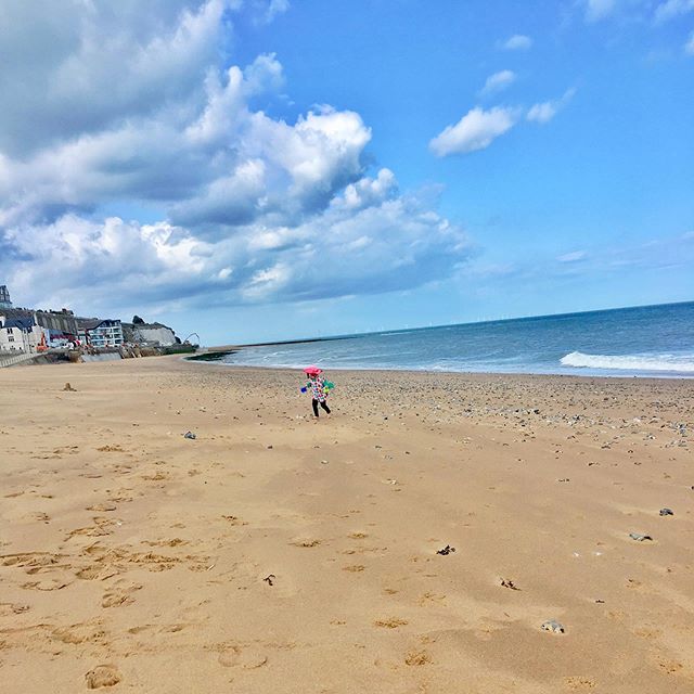 This is how I spent my afternoon + it was MAGICAL 💫 .

Seeing my little girl running, playing + jumping in the sand .

Watching + listening to the mesmerizing WAVES as they flowed in and out 🌊 .

Connecting with the beautiful, healing energy of the