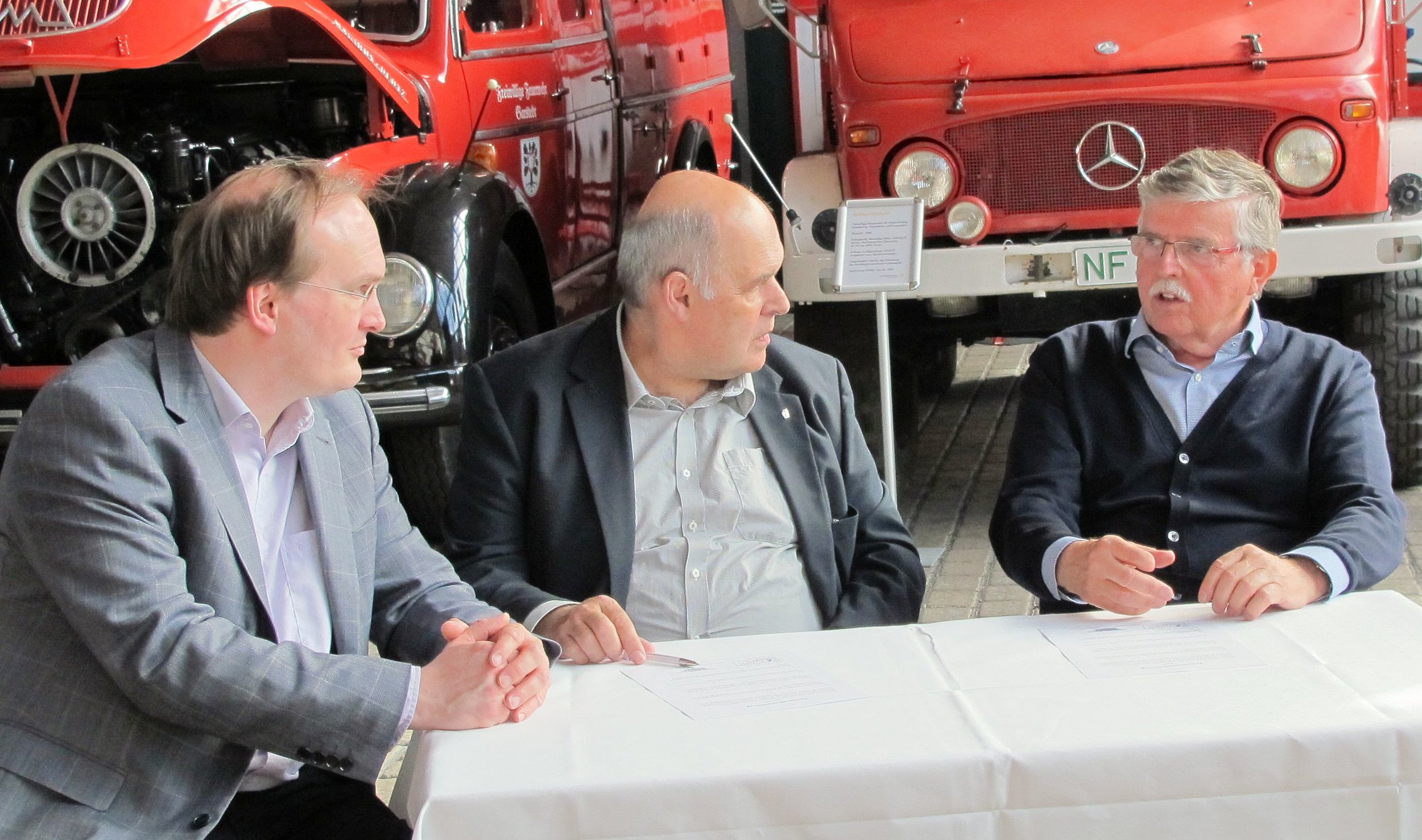 Dr. Hajo Brandenburg, Rolf Schamberger und Horst Plambeck nach der Vertragsunterzeichnung im Gespräch in der Plambeck-Halle
